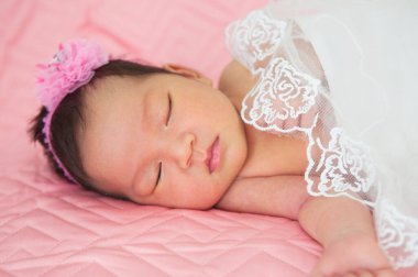 Uyuyan yeni doğmuş bebek.