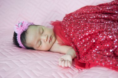 Uyuyan yeni doğmuş bebek.