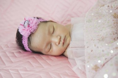 Uyuyan yeni doğmuş bebek.