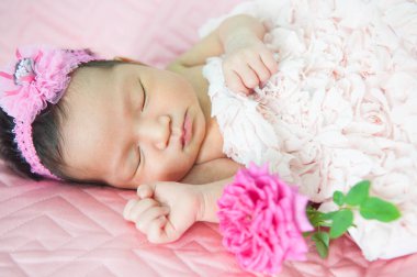 Uyuyan yeni doğmuş bebek.