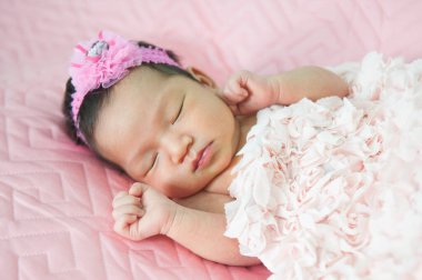 Uyuyan yeni doğmuş bebek.