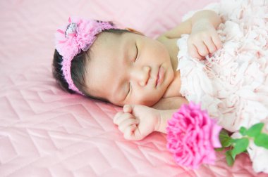 Uyuyan yeni doğmuş bebek.