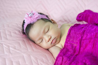 Uyuyan yeni doğmuş bebek.