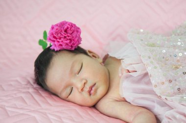 Uyuyan yeni doğmuş bebek.