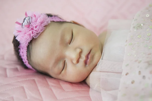 Spící Novorozeně Zábalu — Stock fotografie