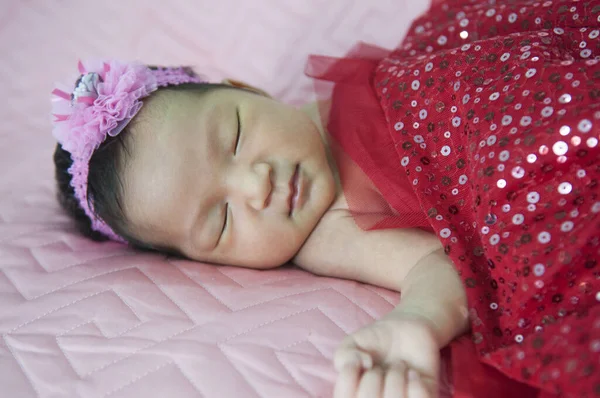Спящий Новорожденный Ребенок Обертке — стоковое фото