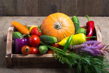 Taze sebze ve otlar üzerinde bir ahşap rustik doku arka plan için yandı. Sert ahşap tahta yıpranmış.