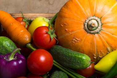 Taze sebze ve otlar üzerinde bir ahşap rustik doku arka plan için yandı. Sert ahşap tahta yıpranmış.