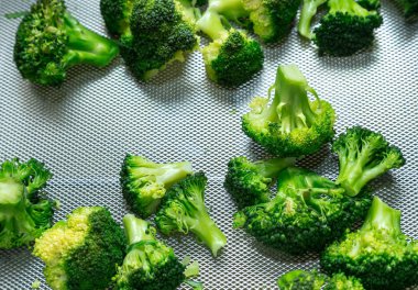 Taze karnabahar lokanta mutfağı metal bir tablo. Seçici odak. Sığ derinlik-in tarla.