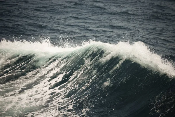 Белый Гребень Морской Волны Выборочный Фокус Мелкая Глубина Резкости Toned — стоковое фото