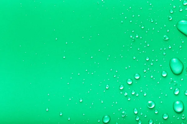Csepp Víz Egy Színű Háttér Zöld Tónusú — Stock Fotó