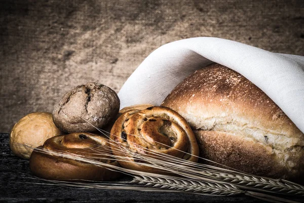 Eski Ahşap Masa Üzerinde Taze Ekmek Buğday Sivri Farklı Türleri — Stok fotoğraf