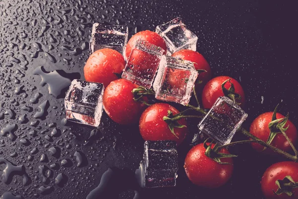 Banch Červené Cherry Rajčat Kostky Ledu Černý Mokré Stůl Selektivní — Stock fotografie