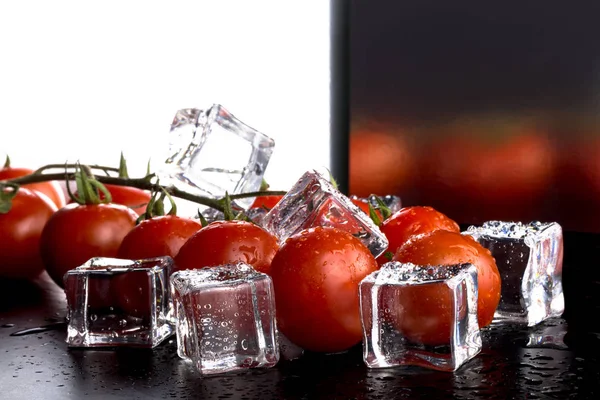 Banch Röda Körsbär Tomater Och Isbitar Svart Våt Bord Selektivt — Stockfoto