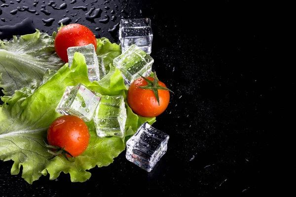 Banch Röda Körsbär Tomater Grön Sallad Och Isbitar Svart Våt — Stockfoto