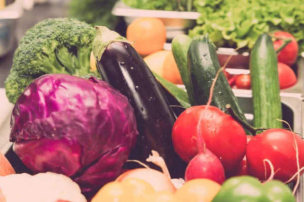 Taze sebze ve otlar kümesi. Seçici odak. Sığ derinlik-in tarla. Tonda.