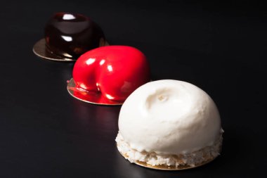 Ayna ile ev yapımı parlak mus kek siyah bir arka plan üzerinde sır. Tonda.