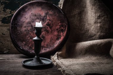 Eski mum ahşap arka plan üzerinde. Tonda.