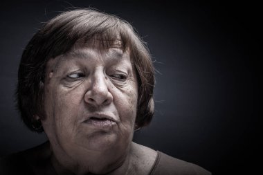 Yaşlı kadın portre Studio. Soru. Tonda.