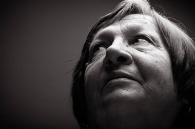 Yaşlı kadın portre Studio. İlham veya hayalcilik. Tonda.