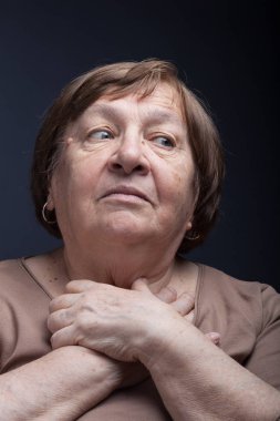 Yaşlı kadın portre Studio. İlham veya hayalcilik.