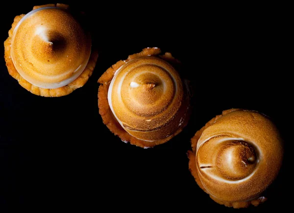 Tartaletas Con Crema Blanca Cuajada Limón Sobre Fondo Negro Profundidad —  Fotos de Stock