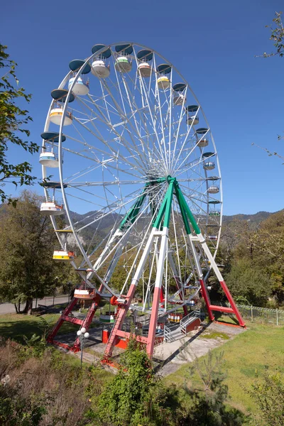 Dönme dolap Borjomi içinde. Gürcistan.