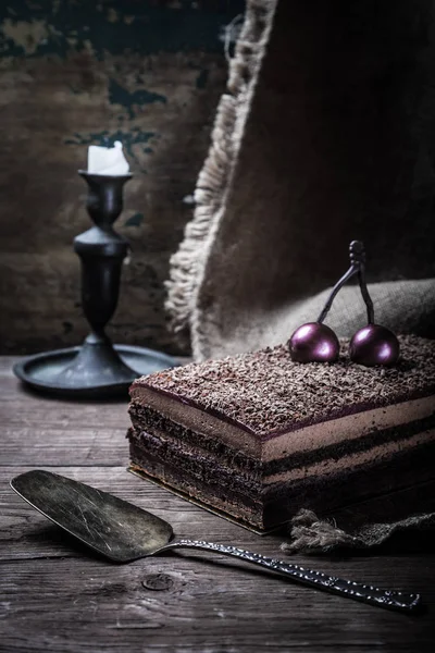 Tarta Cereza Casera Con Decoración Chocolate Sobre Fondo Estilo Rústico —  Fotos de Stock