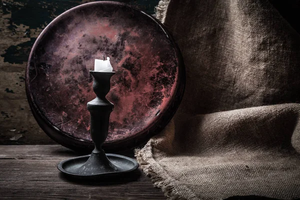 Eski mum ahşap arka plan üzerinde. Tonda.