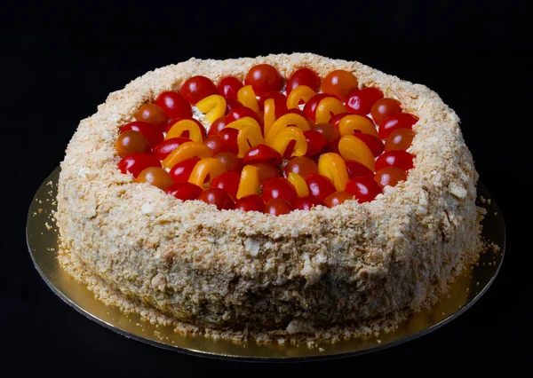 Torta Navideña Dulce Con Pescado Rojo Tomates Cherry Queso Crema —  Fotos de Stock