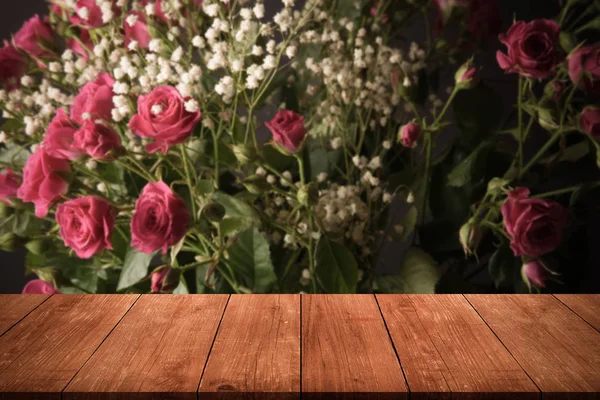 Ahşap Masa Üzerinde Çalı Gülleri Harika Buket Koyu Arka Plan — Stok fotoğraf