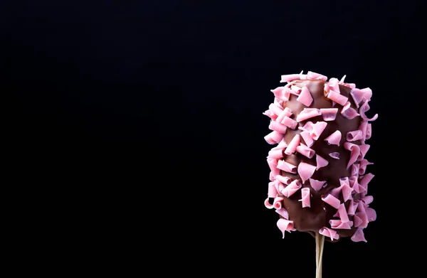 自制的小甜点 在黑暗背景下的儿童生日巧克力香蕉 — 图库照片