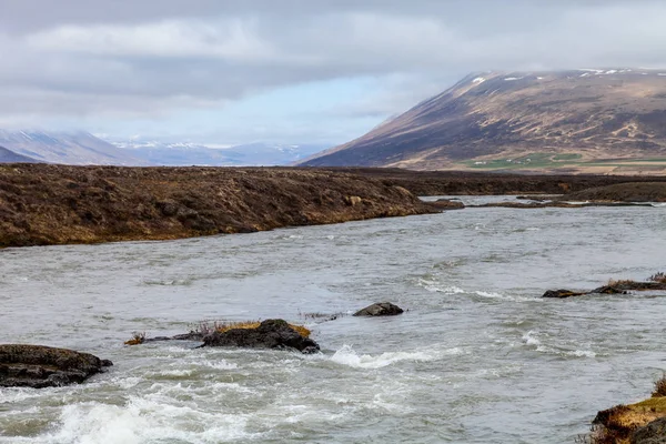 アイスランドの石の岩が多い砂漠の風景の美しい部分から嵐山の川の水 — ストック写真