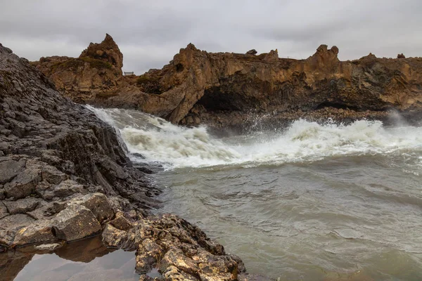 Wasser Des Godafoss Wasserfalls Schöner Teil Der Steinigen Felsigen Wüstenlandschaft — Stockfoto