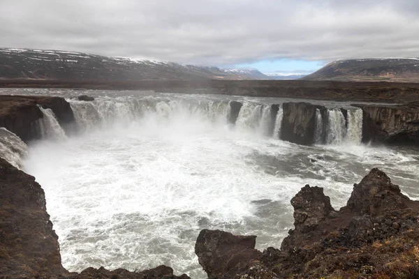 Godafoss アイスランドの石の岩が多い砂漠の風景の美しい部分の水 トーン — ストック写真