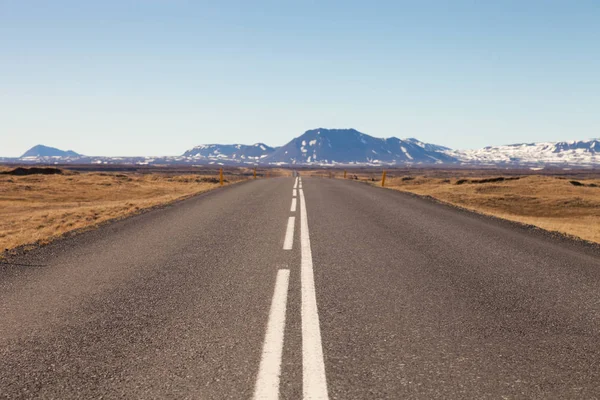 İzlanda'nın Doğu'daki güzel manzara asfalt yolda.