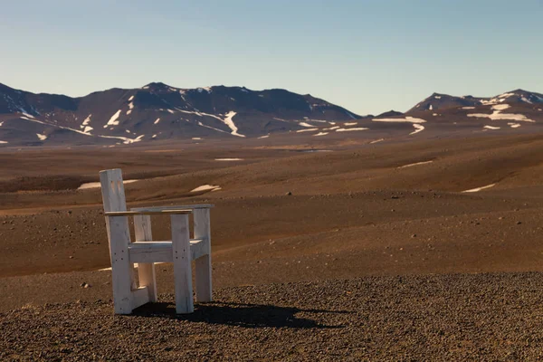 Creativo Grande Sedia Legno Paesaggio Roccioso Deserto Pietroso Islanda — Foto Stock