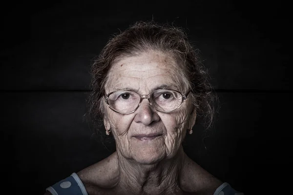 メガネで高齢者の女性の肖像画 トーン — ストック写真