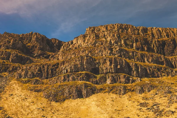 Steinigen Hügel Ufer Des Fjords Osten Von Island Gemildert — Stockfoto
