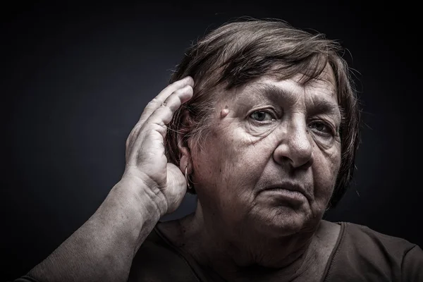 Portret Kobiety Podeszłym Wieku Nasłuchuje Lub Poprawia Włosy Stonowanych — Zdjęcie stockowe