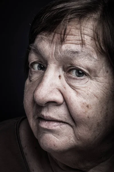 Retrato Estúdio Mulher Idosa Uma Pergunta Tonificado — Fotografia de Stock