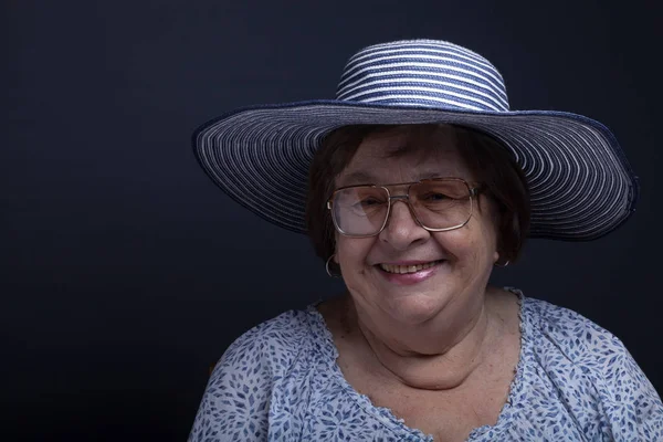 Studio Ritratto Donna Anziana Con Occhiali Cappello Sorridi — Foto Stock