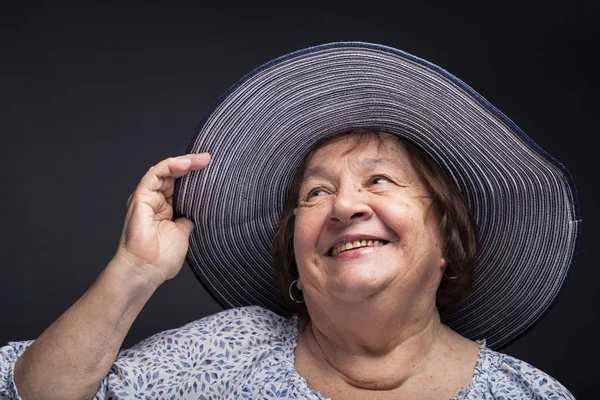 Студийный Портрет Пожилой Женщины Шляпе Улыбка — стоковое фото