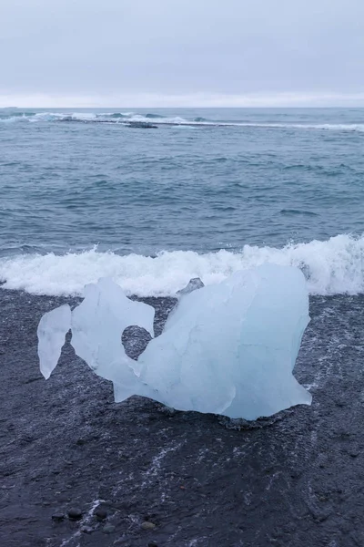 从冰山泻湖 Jokulsarlon 在冰岛南部的海岸冰的碎片 — 图库照片