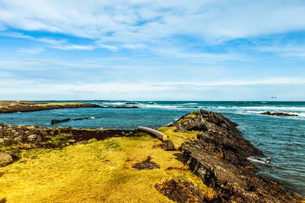 İzlanda'nın fırtınalı deniz manzara. Tonda.