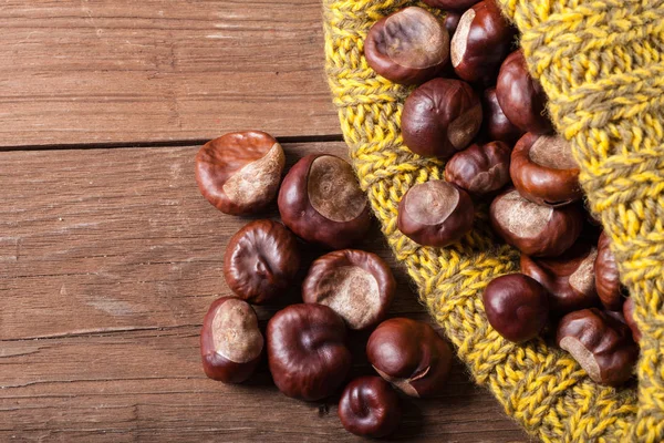 Castanhas Chapéu Malha Uma Mesa Madeira Velha — Fotografia de Stock