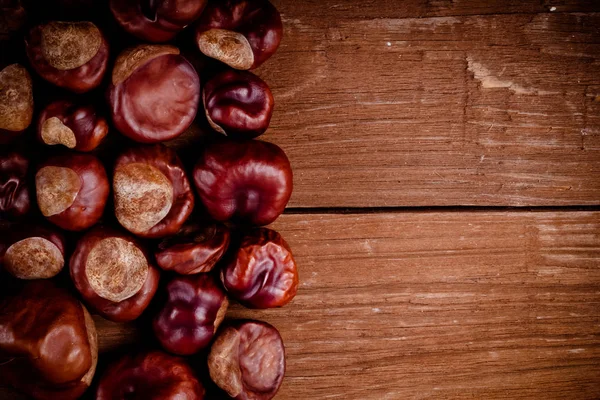 Montón Castañas Viejo Fondo Madera Tonificado — Foto de Stock