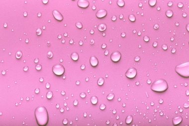 Bir renk arka plan üzerinde Su damlacıkları. Pembe. Tonda.