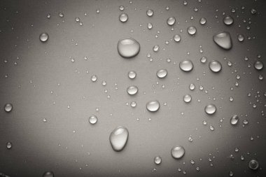 Bir renk arka plan üzerinde Su damlacıkları. Gri. Tonda.