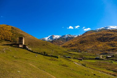 Svaneti renkli güzel sonbahar manzara. Gürcistan.
